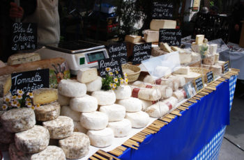 Queijos, pães, frios, temperos, frutas e vinhos na feira livre de Annecy