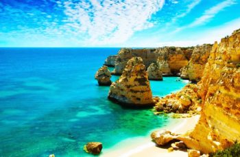 Veja porque Lagoa, no Algarve – que tem uma das praias mais lindas do mundo – foi eleita a Cidade do Vinho 2016 de Portugal