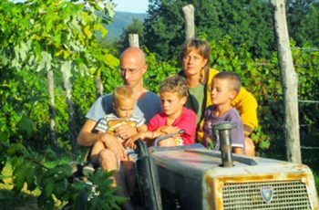 Conheça Anna Laudisi que escolheu criar os filhos entre Dolcettos e Barberas no Piemonte italiano para produzir vinhos com identidade e charme.