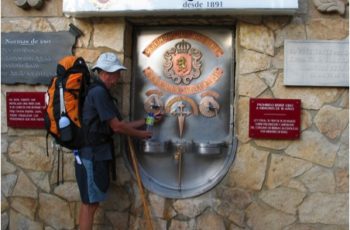 Uma fonte de vinho no Caminho de Santiago