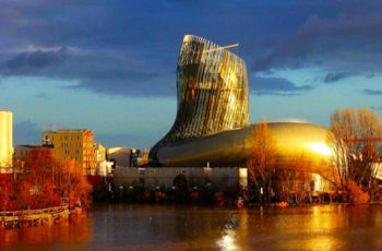 Inauguração da Cité du Vin, o Maior Museu do Vinho do Mundo em Bordeaux, França, é Marcada por Protestos de Sindicalistas e Ambientalistas