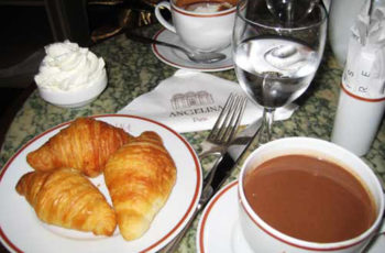 As delícias gastronômicas do chocolate quente da Angelina, em Paris