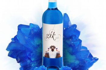 Jovens espanhois criam vinho de cor azul índigo para “reinventar tradições”; será que harmoniza com uma saladinha de Smurfs?