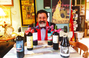 In Vino Viajas revela o conteúdo que está por trás das elegantes gravatas borboleta de Didu Russo, o apaixonado descomplicador de vinhos do Brasil