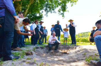 Vinicola Dal Pizzol resgata tradição familiar do “Vino sotto terra” no Vale dos Vinhedos, sul do Brasil, enterrando garrafas de vinho