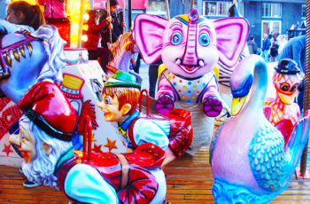 Uma atração colorida no Porto, Portugal: o Carrossel da Praça da Batalha e seus duendes, anões e bichos coloridos