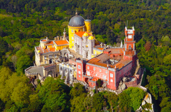 Conheça o Palácio de Pena, em Sintra, Portugal, uma neo-maravilha com arquitetura neogótica, neomanuelina, neoislâmica e neorenascentista.