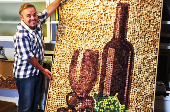 Gugu Liberato trabalha muito, relaxa com vinho e faz obras de arte reciclando rolhas de cortiça