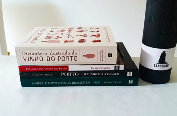 Conheça o legado de Carlos Cabral ao mundo dos vinhos que começa em adegas, se multiplica em salas de aula e se eterniza em livros e bibliotecas.