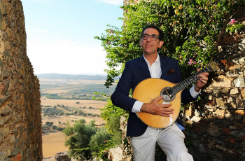 O músico Mário Moita, alentejano de nascimento, brasileiro por adoção e cidadão do mundo por carreira, lança guia turístico do Alentejo