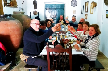 Muita alegria e 2 mil anos de tradição esperam os visitantes nas festas da Abertura das Talhas e da Vitifrades, na Vidigueira, Alentejo, Portugal.