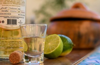Brasil tem 1.538 fabricantes e 11.131 marcas de cachaça, mas a produção caiu 15,77% em 2025